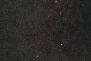 Das Handout zeigt einen Weitwinkelausschnitt der Umgebung von «Gaia BH3», dem massereichsten stellaren schwarzen Loch in unserer Galaxie. Das schwarze Loch selbst ist hier nicht sichtbar, aber der Stern, der es umkreist, befindet sich in der Mitte des Bildes. - Foto: D. De Martin./ESO/Digitized Sky Survey 2./dpa