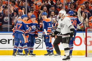 Die Spieler der Edmonton Oilers feiern den Sieg gegen die Los Angeles Kings. - Foto: JASON FRANSON/The Canadian Press/AP/dpa