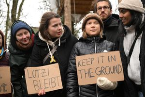 Die Klimaaktivistinnen Luisa Neubauer (2.v.l), Greta Thunberg (3.v.r), Lakshmi Thevasagayam (r) und der Klimaktivist Florian Özcan (2.v.r) protestieren in Lützerath. - Foto: Federico Gambarini/dpa