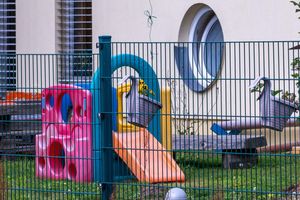 Nach starkem Erbrechen und Durchfall wurden elf Kita-Kinder aus Kavelstorf vorsorglich ins Krankenhaus gebracht. - Foto: Jens Büttner/dpa