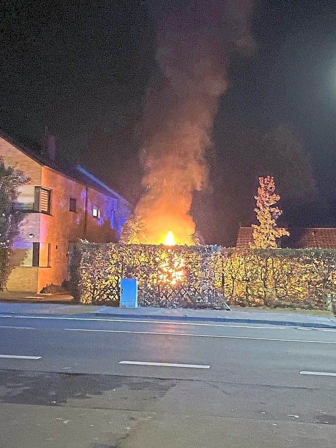 Auf einem Parkplatz an der Lipperoder Straße stand in der Nacht zu Sonntag plötzlich ein Auto in Flammen. Foto: Polizei