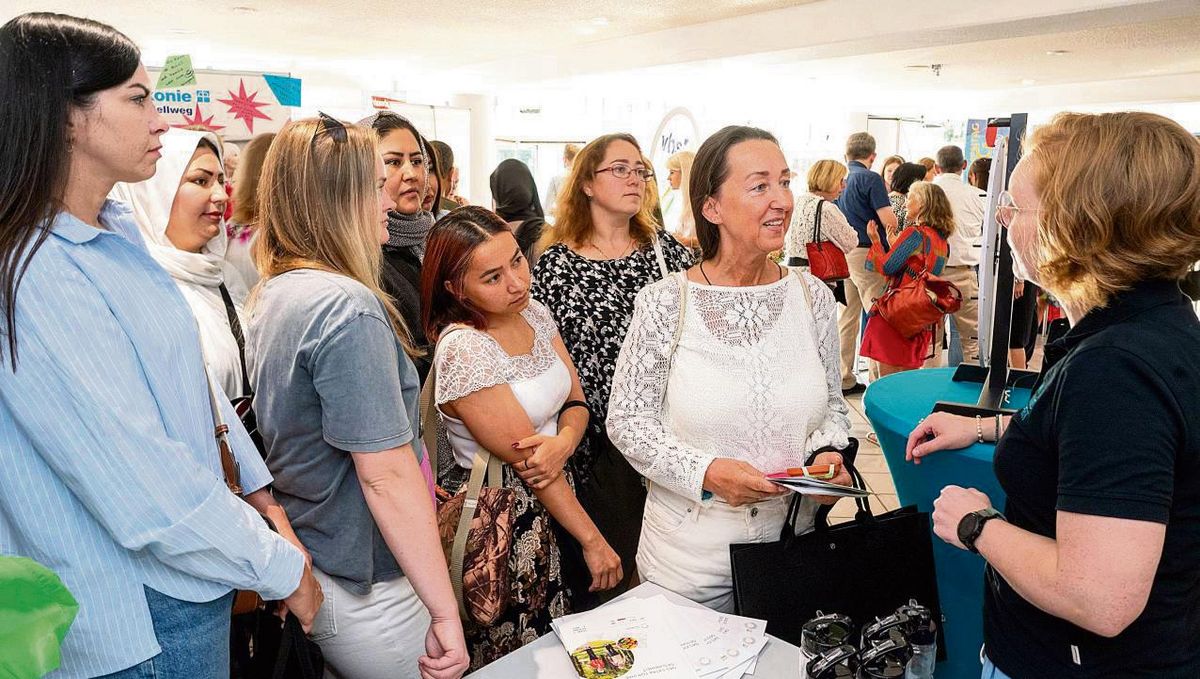 Die Messe „Frauenpower“ im Kreis Soest fand großen Anklang. Die Frauen (mitunter hatten auch einige Männer den Weg in die Stadthalle gefunden) ließen sich gerne beraten. Praktisch: Für Werbematerial gab’s eine schicke Tasche. Fotos: Dahm