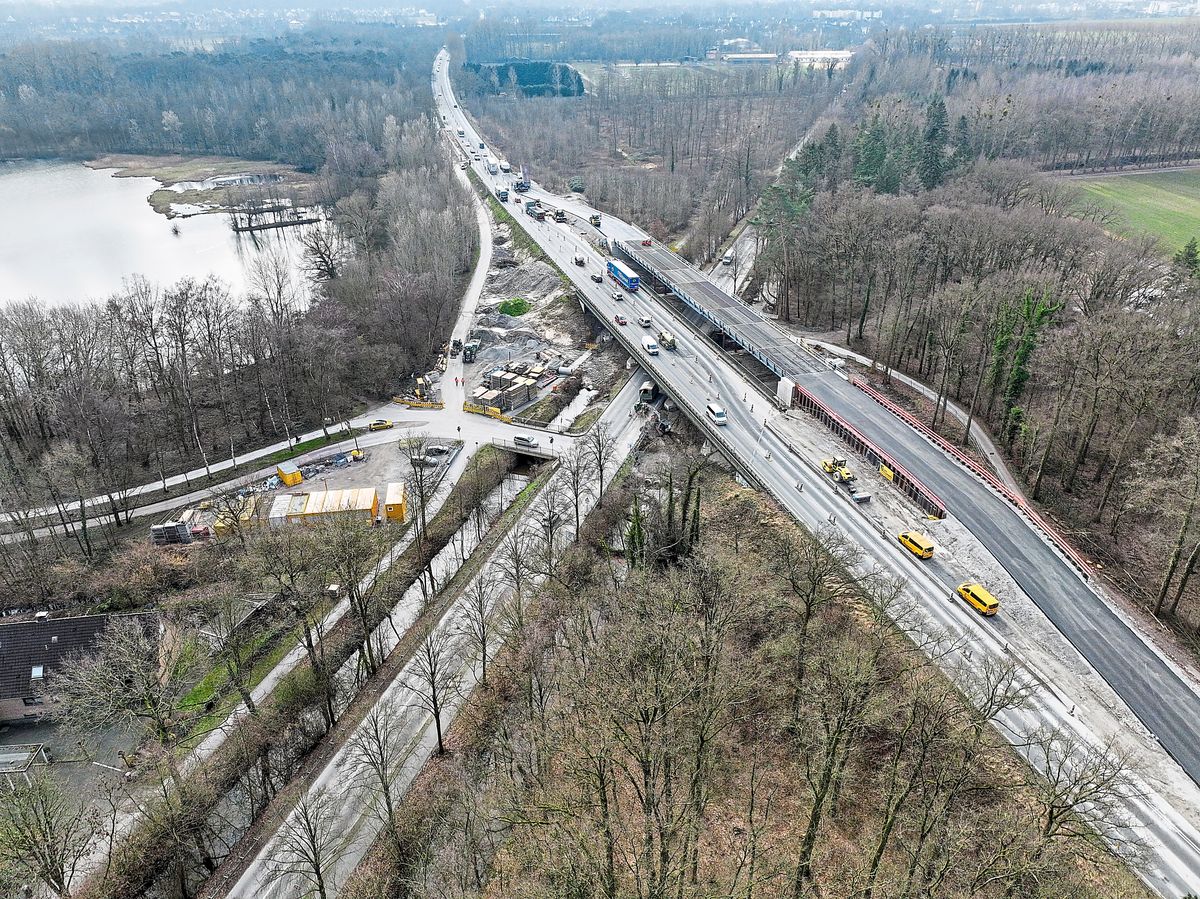 Auf der B 55-Brückenbaustelle am Margaretensee in Lippstadt geht’s mit den Arbeiten für die Behelfsbrücke aus dem Baukasten sichtbar voran. Foto: Eickhoff
