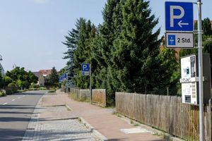 Im Örtchen Störmthal sind die Menschen verstimmt über eine Vielzahl von Parkschildern. - Foto: Julius-Christian Schreiner/dpa