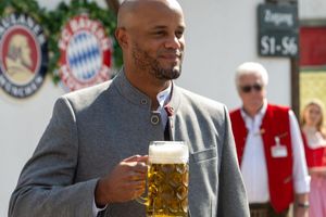 Anstoßen auf den zehnten Saisonsieg? Bayern-Coach Vincent Kompany in Oktoberfest-Tracht. - Foto: Stefan Puchner/dpa