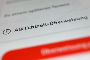 Innerhalb von Sekunden ist das Geld von einem aufs andere Konto überwiesen. (Symbolbild) - Foto: Karl-Josef Hildenbrand/dpa