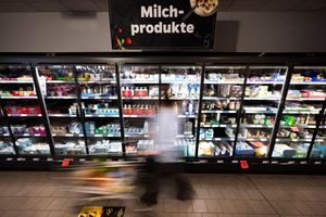 Im Geldbeutel bleibet mehr drin: Butter und Milch sind günstiger zu haben. (Archivbild) - Foto: Philip Dulian/dpa