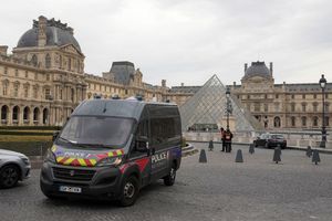 Die Polizei meldet nach dem Raubüberfall auf den Louvre einen Fahndungserfolg. (Archivbild) - Foto: Thibault Camus/AP/dpa