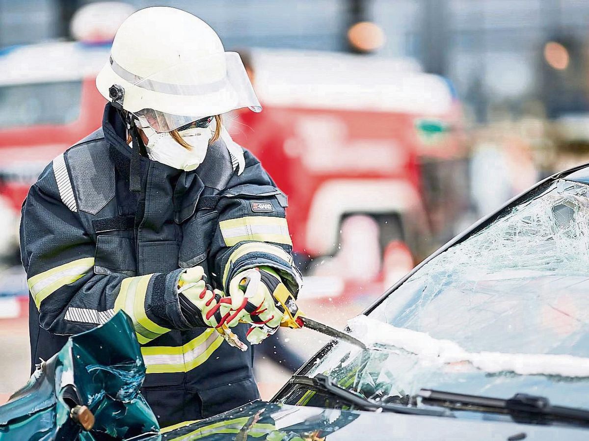 Bei einem Brand am Airport ist Schnelligkeit bekanntlich Trumpf. Eine automatisierte Drohne fliegt zunächst im Rahmen eines Testlaufs in Ahden nun von allein zum Einsatzort (nachdem sie von der Leitstelle alarmiert wurde) – und leistet dort binnenkürzester Zeit schon wichtige Aufklärungsarbeit.
