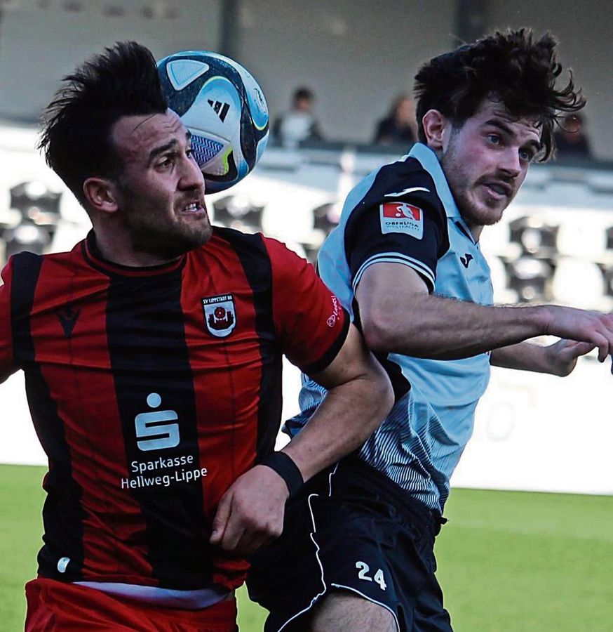 Hasan Dere (l.) und der SV Lippstadt haben die 0:1-Niederlage in Verl abgehakt. Im Heimspiel gegen Münster II bläst die Bechtold-Truppe wieder zur Attacke. Foto: Heinke
