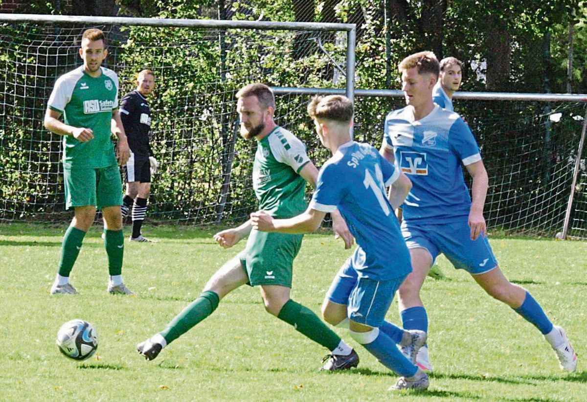 Aufsteiger SuS Cappel (in Grün) empfängt am Sonntag mit dem TuS SG Sendenhorst einen Gegner, der im Vorfeld nur schwer auszurechnen ist. Cappel will aber alles daransetzen, um eine böse Überraschung zu verhindern. Foto: Uli Schlink