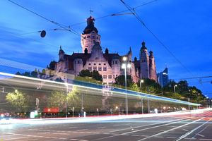 Blick auf die hell erleuchtete Kreuzung vorm Neuen Rathaus in Leipzig. - Foto: Elisa Schu/dpa