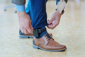 Die elektronische Fußfessel soll bei gewalttätigen Ex-Partnern oder Angehörigen ein Signal senden, wenn sich der Täter - bewusst oder unbewusst - dem Opfer nähert. (Symbolbild) - Foto: Andreas Arnold/dpa