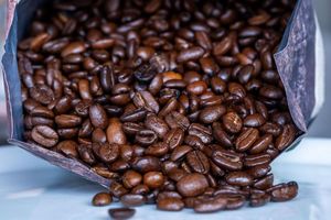 Für Kaffee müssen Verbraucher deutlich tiefer in die Tasche greifen als noch vor ein paar Jahren. - Foto: Jens Büttner/dpa
