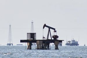 Die Förderung von Öl und Gas heizt das Klima weiter an – und ist dennoch weiter stark verbreitet oder wird wie von US-Präsident Donald Trump sogar noch vorangetrieben. - Foto: Edgar Frias/AP/dpa