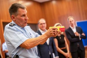 Ein Polizist erklärte die Funktionsweise eines Distanz-Elektroimpulsgeräts im vergangenen Jahr im Innnenministerium. (Archivfoto) - Foto: Michael Kappeler/dpa