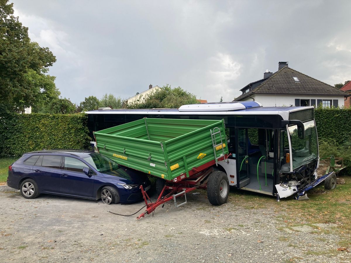 Der Linienbus kam nach Angaben der Polizei plötzlich nach rechts von der Fahrbahn ab und wälzte die Hecke platt. Foto: Polizei