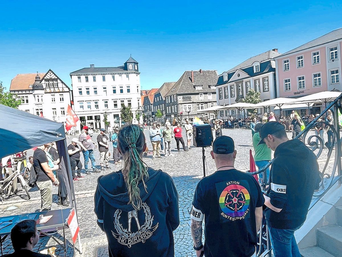 Um 12 Uhr begann die Demo für ein AfD-Verbot, gegen 13 Uhr war sie beendet. Fotos: Vielberg