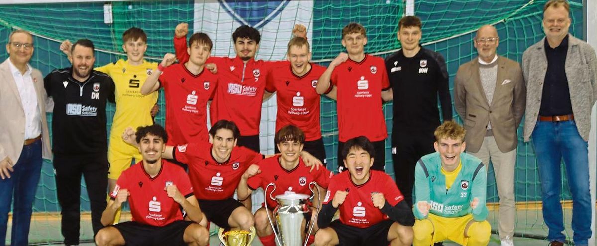 Der SV Lippstadt ist neuer Hallenstadtmeister. Im Finale besiegte der Oberligist den Titelverteidiger SC Lippstadt mit 6:3. Klaus Tegethoff (h.r.) und Jörg Henne vom Stadtsportverband überreichten die Trophäe, den Sparkassenpokal. Foto: Uwe Feichtinger