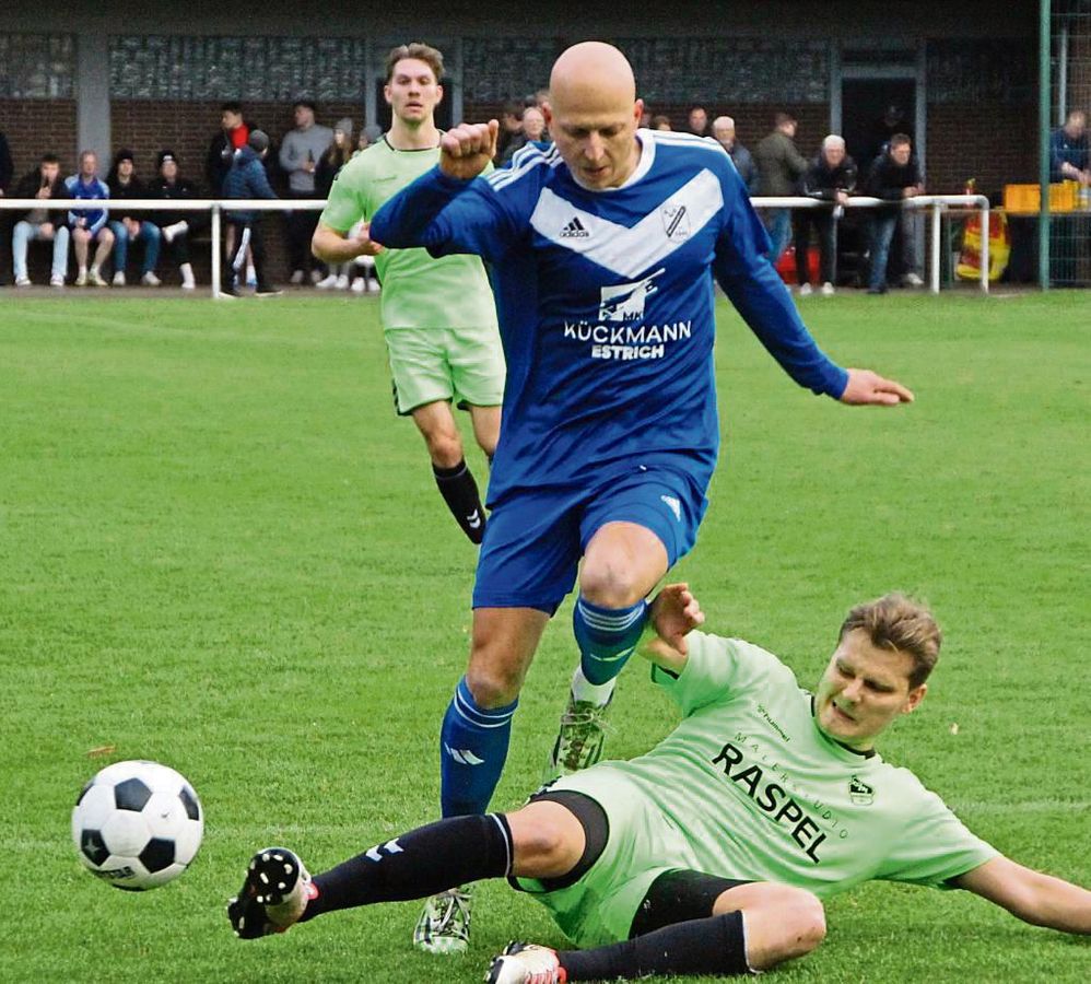 Maximilian Meyer (in Blau) und der SuS Westenholz legten alles rein ins Spiel gegen Mastbruch. Das Endergebnis von 1:1 war im Endeffekt zu wenig für die Rath-Truppe. Foto: Heinke