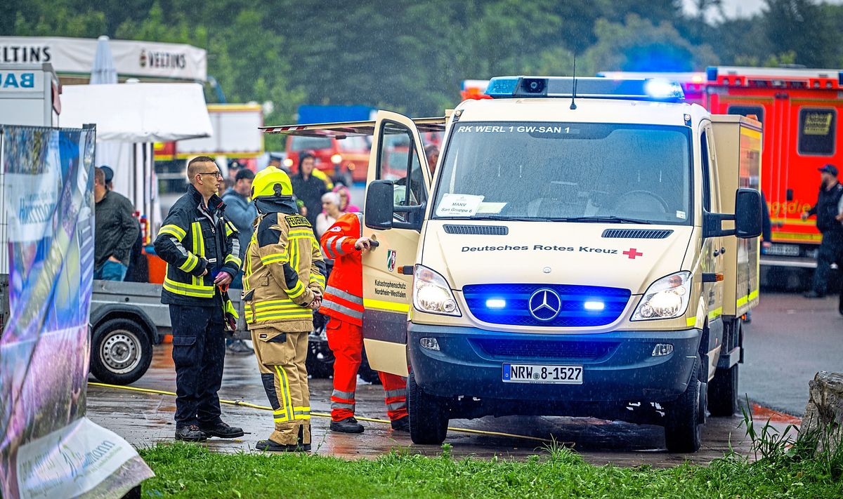 Vor Ort wurden 62 Personen durch den Rettungsdienst und Leitenden Notarzt untersucht. Foto: Schröder