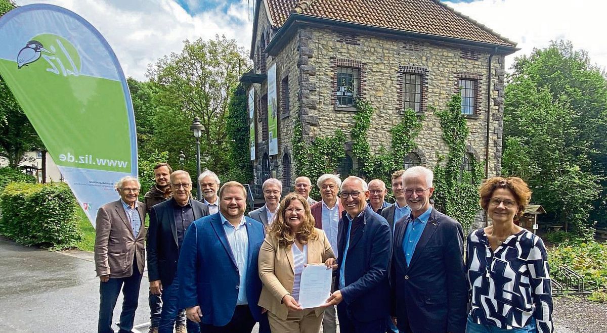 Freuen sich über den Zuwendungsbescheid des Landes zum Anbau an das Liz (vorn, v.l.): MdL Heinrich Frieling, Bürgermeisterin Maria Moritz, Regierungspräsident Heinrich Böckelühr, Vorsitzender des Liz-Trägervereins Bernhard Schladör und Liz-Leiterin Kerstin Heim-Zülsdorf im Beisein von Vertretern aus Politik und des Kreises. Foto: Heier