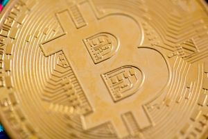Eine Bitcoin-Münze liegt auf einem Tisch. (Symbolbild) - Foto: Fernando Gutierrez-Juarez/dpa