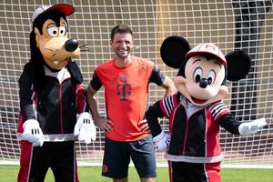 Thomas Müller in Orlando mit Goofy und Micky Maus. - Foto: Sven Hoppe/dpa