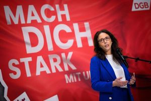 «Pushen ein Mini-Problem zu einem Mega-Thema hoch»: Gewerkschafterin Fahimi hält die Debatte ums Bürgergeld für absurd. (Archivbild) - Foto: Bernd von Jutrczenka/dpa