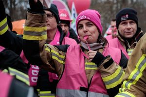 Proteste zum Verhandlungsauftakt. - Foto: Carsten Koall/dpa