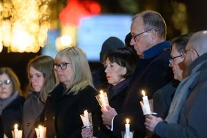 Bundeskanzler Friedrich Merz, seine Ehefrau Charlotte Merz und Simone Borris , Oberbürgermeisterin von Magdeburg, nehmen ein Jahr nach dem Anschlag auf dem Magdeburger Weihnachtsmarkt an einer Lichterkette nach der Gedenkveranstaltung in der Johanniskirche teil. - Foto: Hendrik Schmidt/dpa