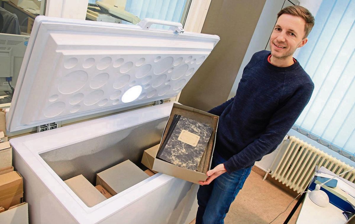 Historische Dokumente tiefgefroren: So will Archivar Lukas Grawe nicht etwa die Akten selbst konservieren, sondern etwaige Schädlinge abtöten. Fotos: Schönhense