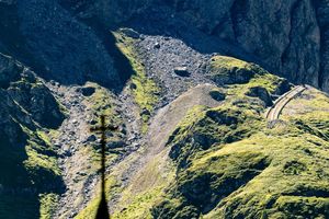 Rund 5.000 Kubikmeter Gestein haben sich nahe der Staumauer gelöst. - Foto: Jean-Christophe Bott/KEYSTONE/dpa