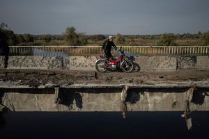 Die Brücken über den Fluss Oskil bei Kupjansk sind nach dreieinhalb Jahren Krieg weitgehend zerstört. (Archivbild) - Foto: Evgeniy Maloletka/AP/dpa