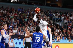Dennis Schröder will die deutschen Basketballer auch zum EM-Titel führen. - Foto: Matthias Stickel/dpa