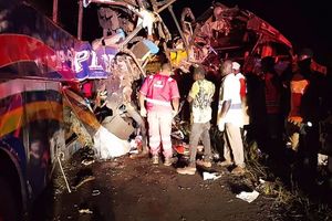 Die Fahrzeuge wurden schwer beschädigt. - Foto: Uncredited/Uganda Red Cross/AP/dpa