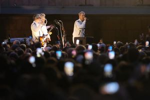 Bei einem Überraschungskonzert in Chemnitz hatte Kraftklub das neue Album «Sterben in Karl-Marx-Stadt» Ende Mai angekündigt. Nun erscheint es am 28. November. (Archivbild) - Foto: Sebastian Willnow/dpa