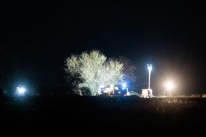 Der Einsatz in Zehnebeck dürfte noch stundenlang dauern. - Foto: Carsten Koall/dpa