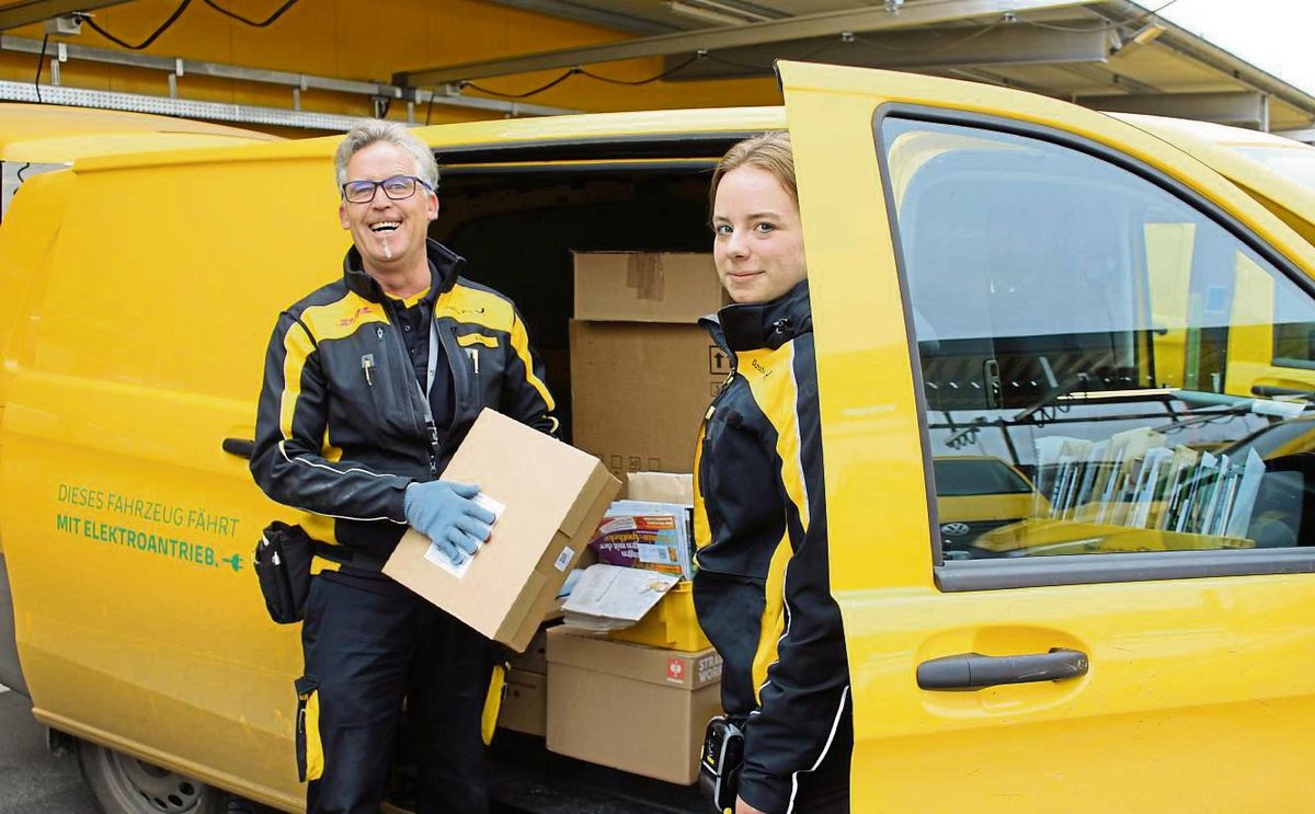 Gute Laune bei der Arbeit: Heinz Korf (l.) arbeitet schon seit 42 Jahren als Zusteller. Mit an Bord ist neuerdings auch Melina Karrasch (r.). Sie macht gerade ihre Ausbildung bei der Deutschen Post. Fotos. SORAYA Dietz