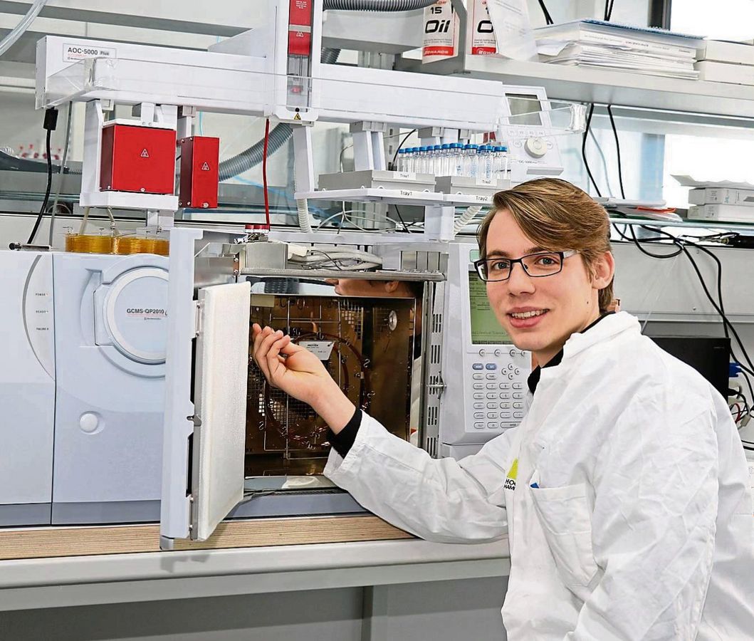 Alexander Augustini (36), hier im Labor der Hochschule in Lippstadt, ist ein wissenschaftlicher Durchbruch gelungen.