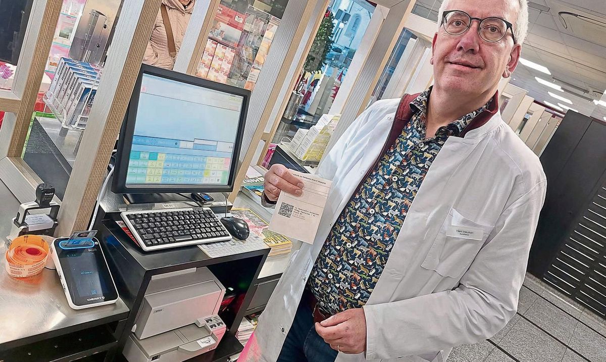 Mit Gesundheitskarte oder ausgedrucktem QR-Code kann Jürgen Heuken in der Markt-Apotheke die E-Rezepte abrufen. Foto: Löseke