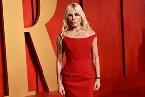Versace - hier die Schwester von Firmengründer Gianni Versace, Donatella - gehört nun komplett zu Prada. (Archivbild) - Foto: Evan Agostini/Invision/AP/dpa