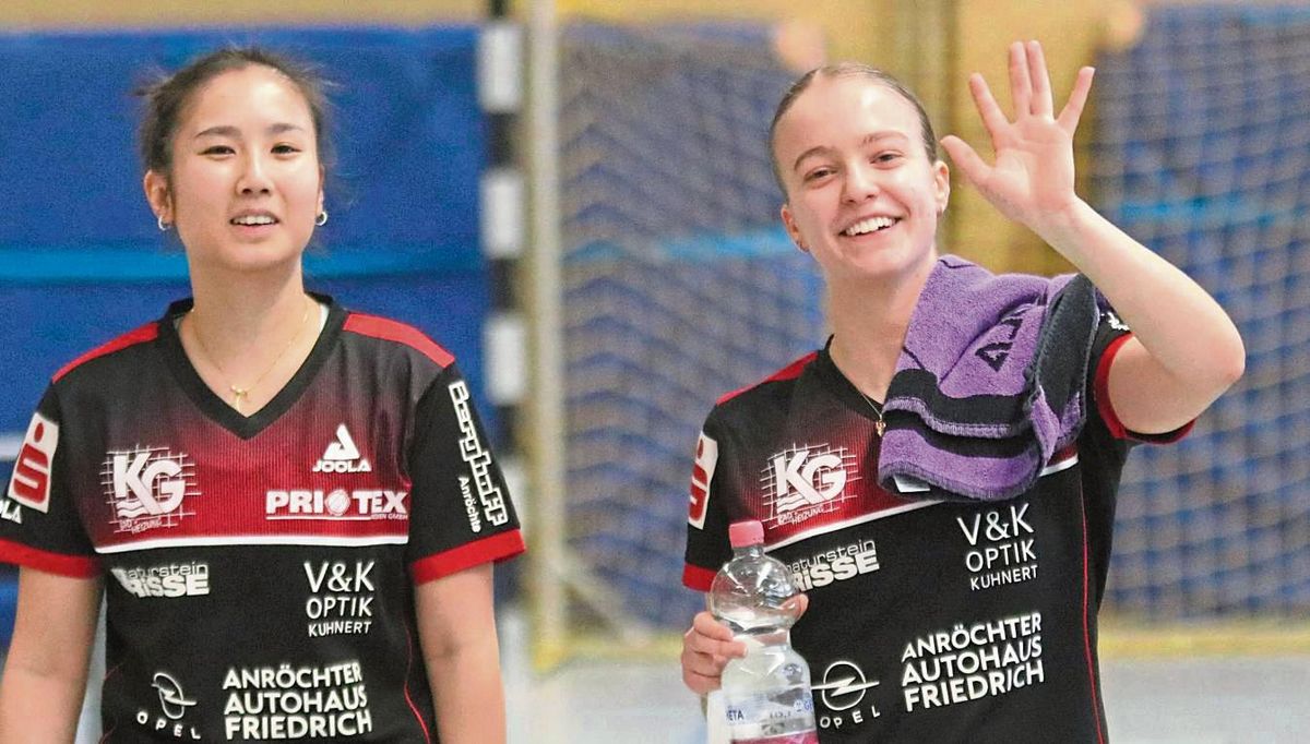 Beste Laune hatten Loan Le (l .) und Lukrecija Juchnaite (r.) im Anschluss an ihr Doppel. Das TTK-Duo setzte sich souverän in drei Sätzen gegen Jajeh/Voitekhova vom TTC Langen durch. Am Ende siegte Anröchte mit 6:1. Foto: Wiegand