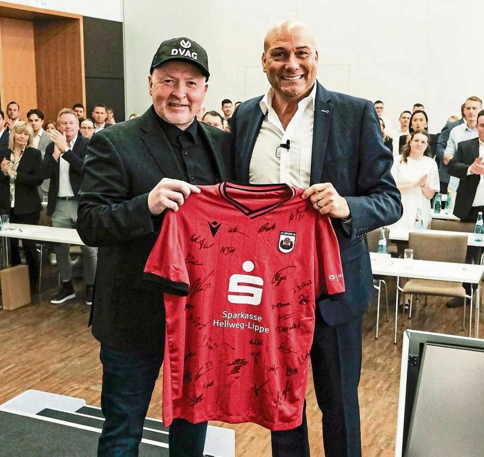 Da kommt Freude auf: Aufsichtsratsmitglied André Feller (r.) überreichte dem Musiker und Extremsportler Joey Kelly ein Trikot des SV Lippstadt mit allen Unterschriften der Spieler.