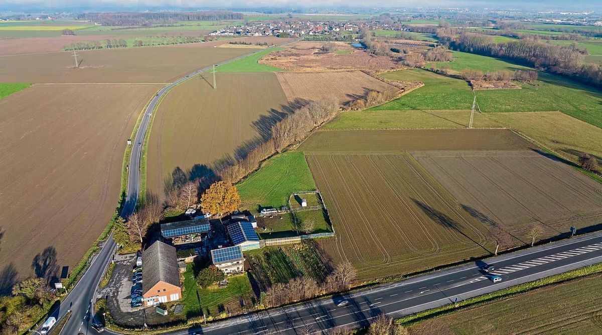 Diese Drohnenaufnahme zeigt das Areal südlich von Stirpe (Siedlung hinten), durch das eine B55n laufen könnte. Derzeit ist laut BI allerdings nicht geplant, die neue Trasse an die B1 (unten im Bild) anzubinden. Archivfoto: Bernd Eickhoff