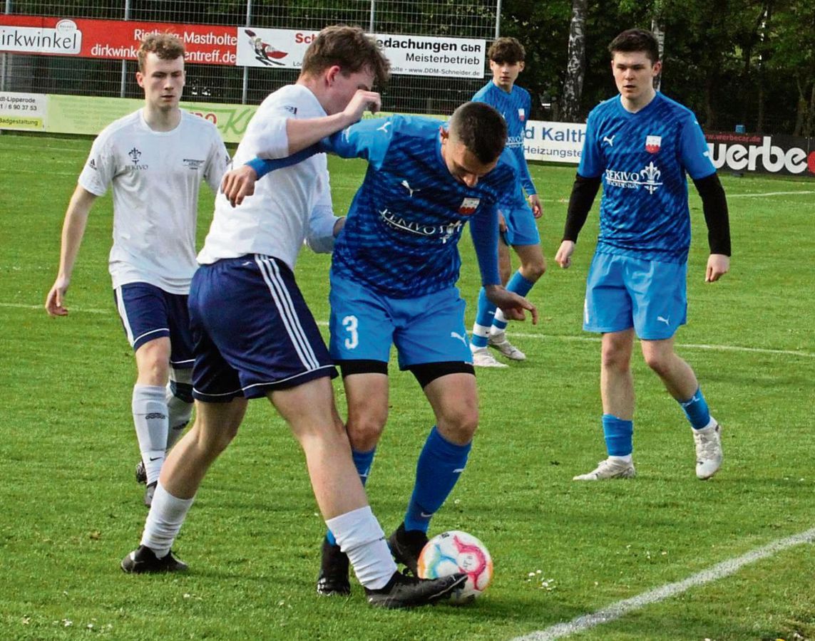 Die A-Junioren des TuS Lipperode (in Blau) und die kampfstarke JSG Rixbeck-Dedinghausen trennten sich mit einem 3:3. „Eine leichte Schramme für uns, die uns aber nicht umwirft“, meinte TuS-Coach Alessandro Pannucci. Foto: Dannhausen