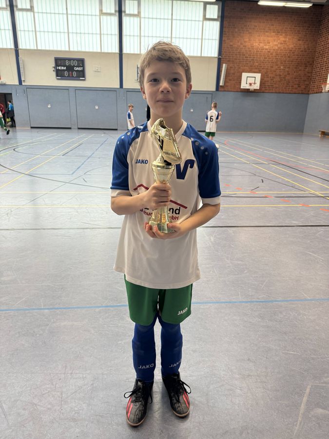 Stolz auf den Pokal. Foto: Sambale