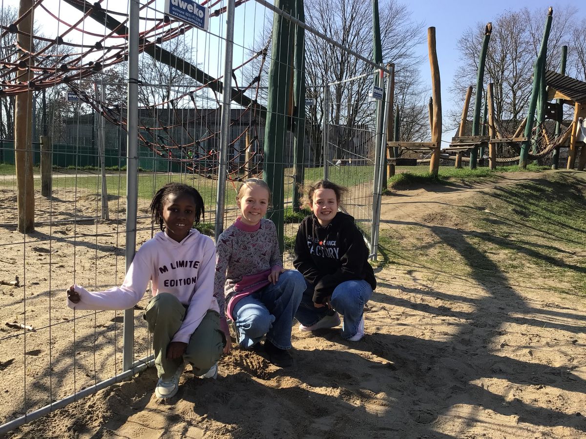 Die Kinder vor dem gesperrten Spielplatz. Foto. Astrid-Lindgren-Schule