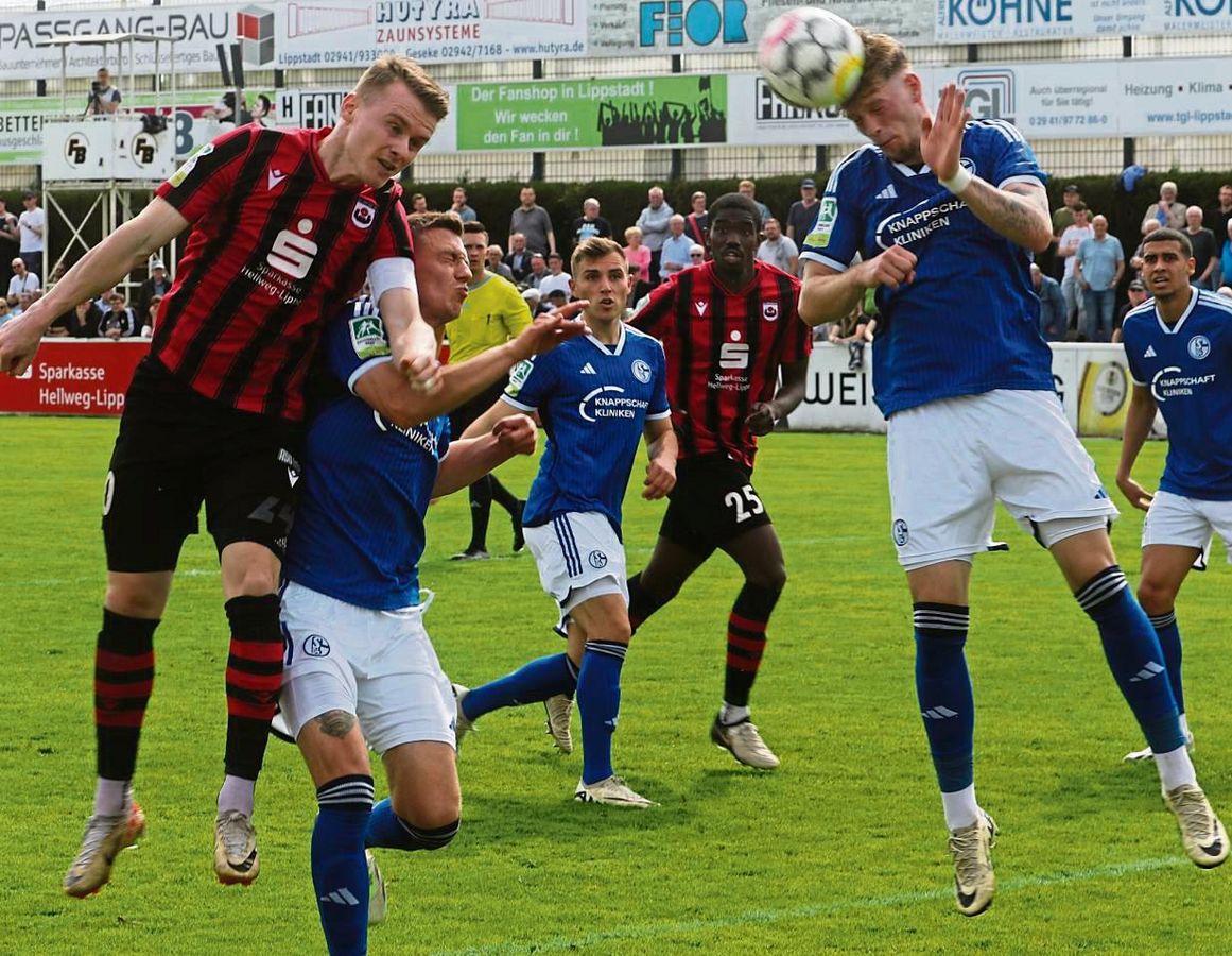 Die Fußballer des SV Lippstadt, hier Viktor Maier, versuchten in Unterzahl alles, waren letztlich aber beim 1:5 chancenlos gegen die U23 des FC Schalke 04. Fotos: Lütkehaus