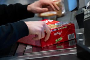 Eine Packung "Smacks" darf nicht fehlen beim Einkauf - so geht es manch Verbraucher in Deutschland. - Foto: Sven Hoppe/dpa